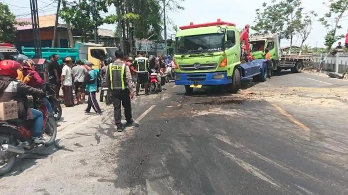 Truk Muat Alat Pertanian Tabrak Elf Rombongan Hajatan Nikahan di Bojonegoro, Kecelakaan Terekam CCTV