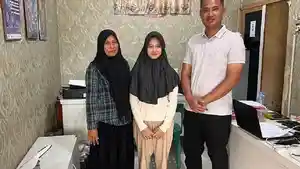 Anisa-Azkia-tengah-berfoto-bersama-ibunya-di-Mapolres-Pidie.jpg