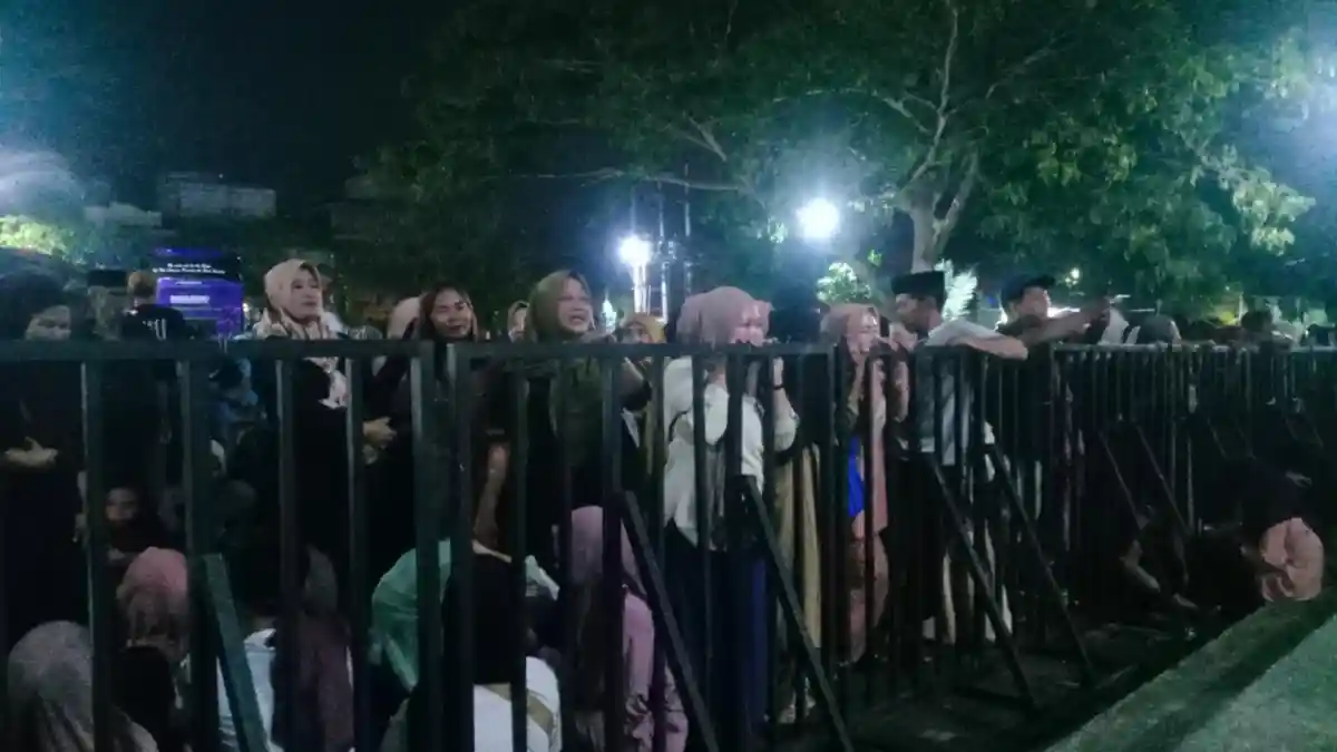 Momen Emosional Pelepasan Jemaah Haji Pinrang, Pengantar Membeludak di Masjid Al Munawir