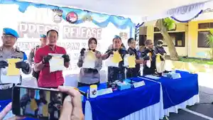 Kepulan-asap-hitam-membumbung-tinggi-terlihat.jpg