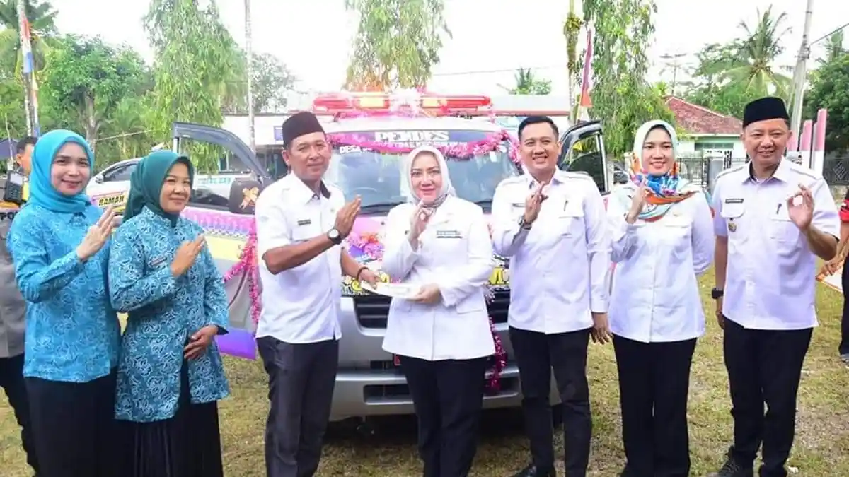 Warga Sukakarya Musi Rawas Dapat Bantuan Seragam Sekolah Hingga Mobil Ambulans dari Bupati