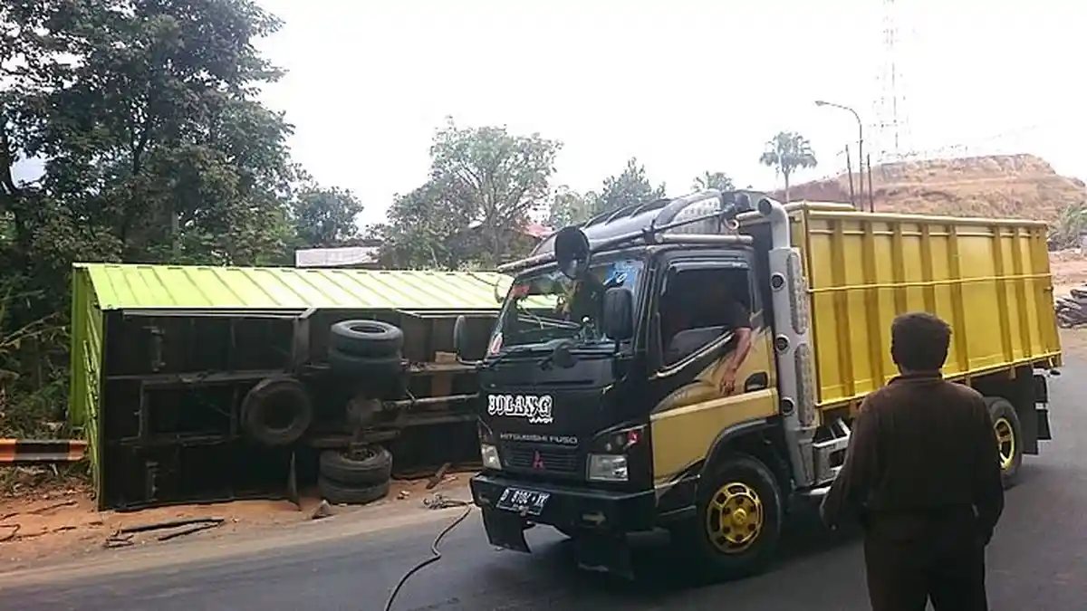 Tikungan Bangkong Jadi Titik Rawan Kecelakaan di Jalur Bandung-Sumedang, 10 Truk Terguling Bulan Ini