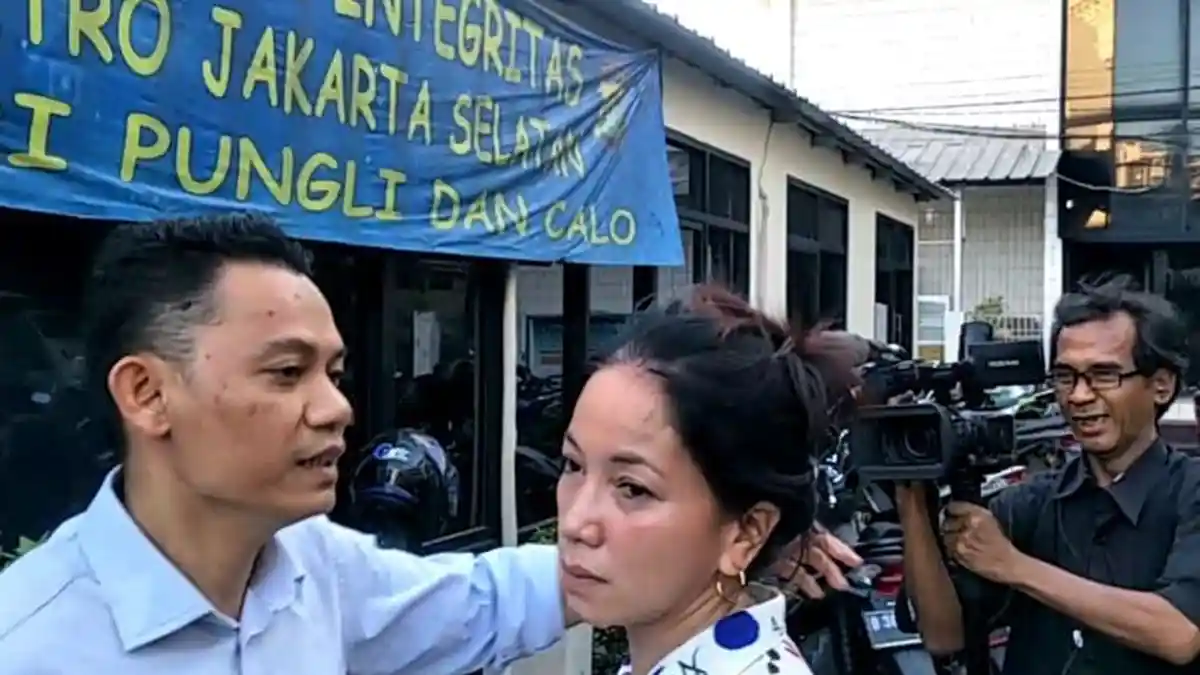 Ibunda Jefri Nichol Menangis di Polres Jakarta Selatan