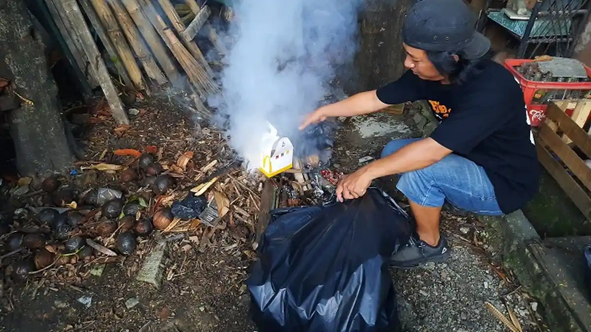 Sampah Rumah Tangga Meningkat Dua Kali Lipat Selama PSBB, Warga Depok Pilih Membakarnya