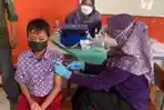Vaksinasi-anak-di-Telukjambe.jpg