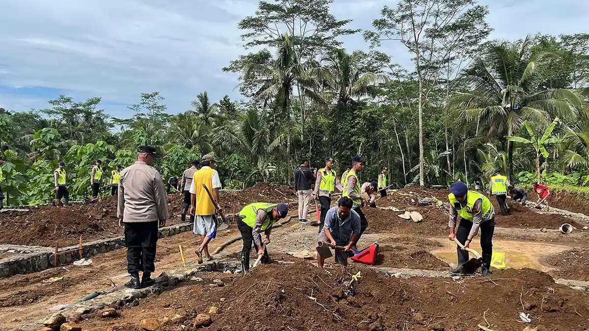 Kebut Huntara, Brimob Polda Jateng Turun ke Maribaya Purbalingga