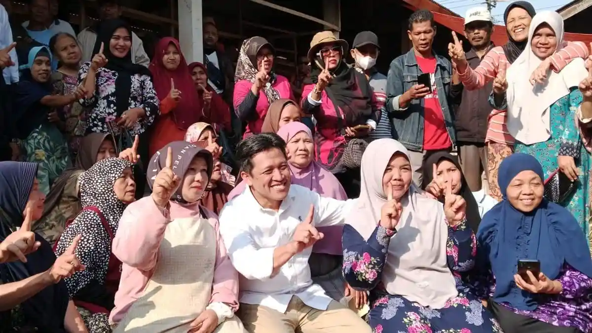 Calon Bupati Wonosobo Afif Nurhidayat Bercengkerama dengan Warga di Pasar Tradisional Balekambang