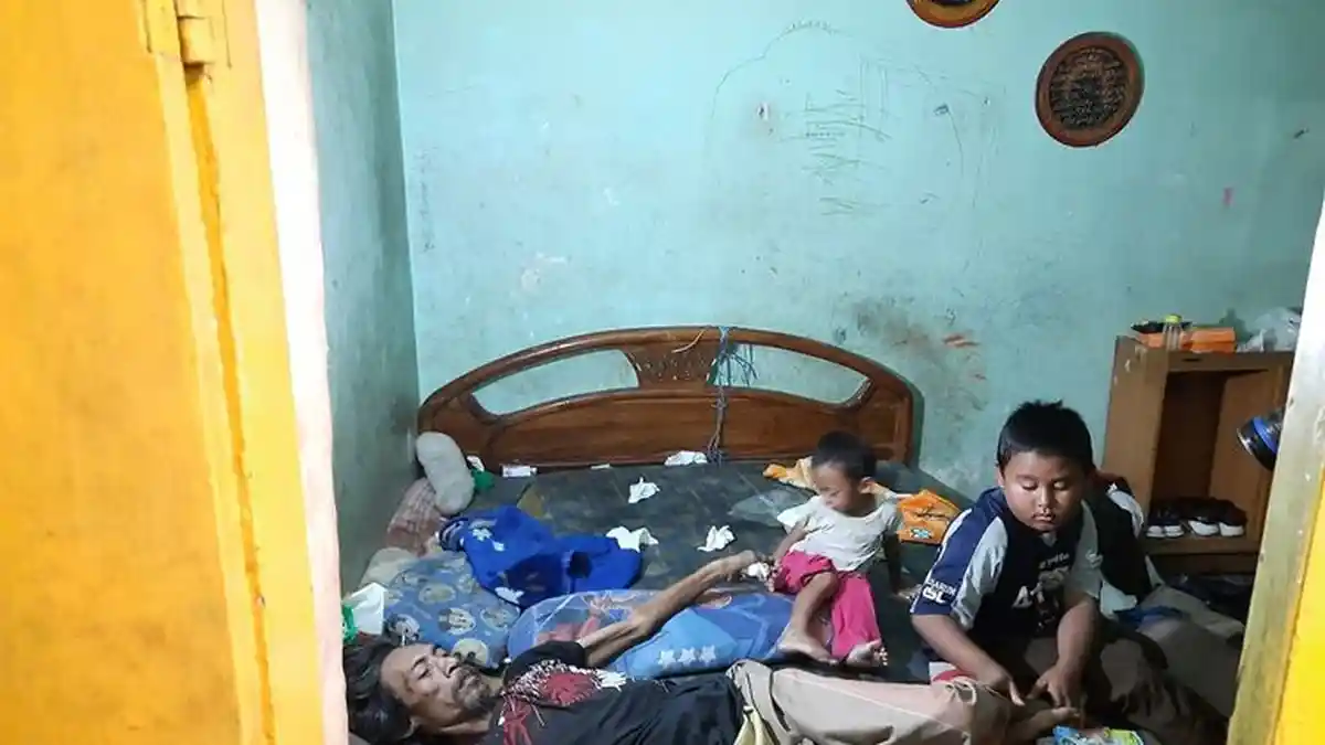 Kisah 2 Bocah Begitu Telaten Rawat Ayahnya yang Lumpuh, Ibu Meninggal Kecelakaan