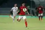 Tendangan Bola Evan Dimas Darmono Meleset 