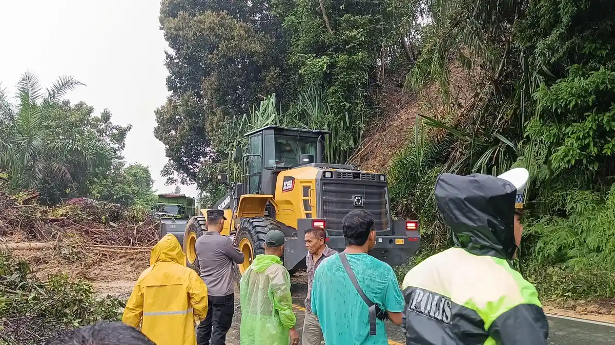 Hujan Deras, Jalan Lintas Kuansing-Pekanbaru di Singingi Tertimbun Longsor