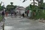 Warga-Desa-Kubang-Jaya-bangun-jalan-secara-swadaya.jpg