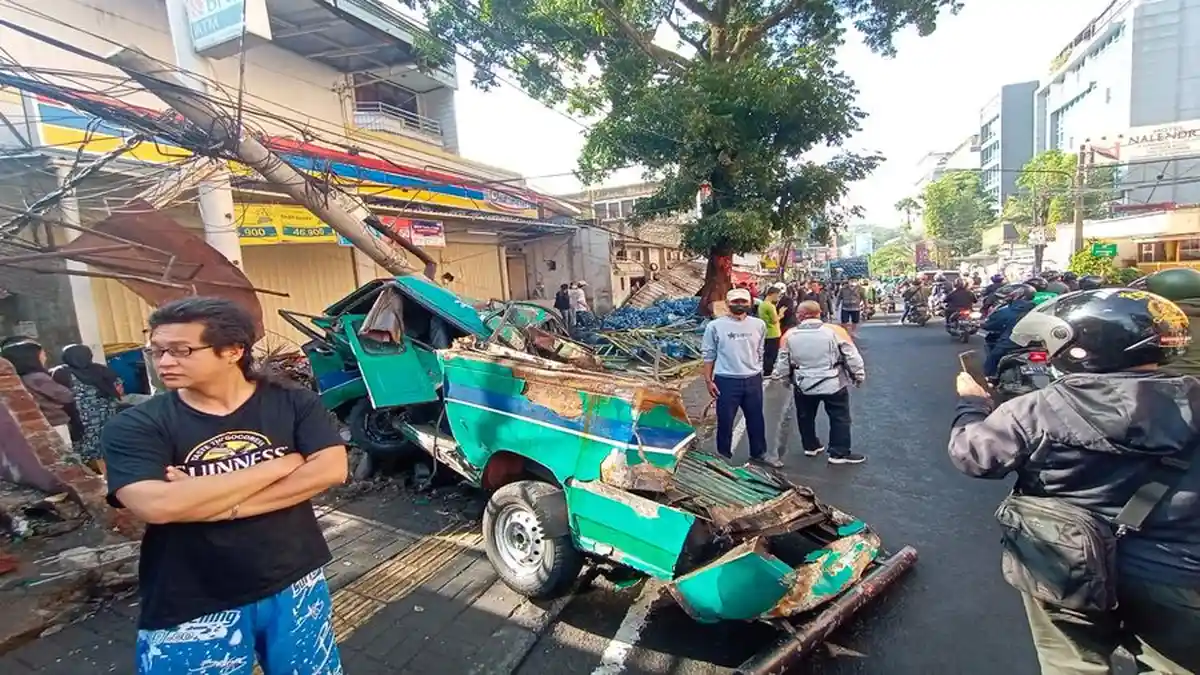 BREAKING NEWS Truk Pengangkut Galon Terguling, Tabrak Angkotyang Sedang Parkir, Satu Orang Meninggal
