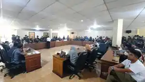 Puluhan-Kontraktor-datangi-Kantor-DPRD-Bone-Rabu-312024-1.jpg