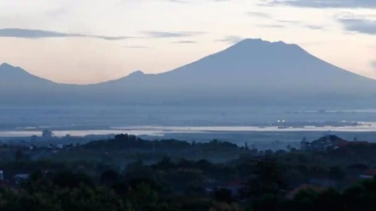 Warga Mulai Mengungsi Setelah Gunung Agung Siaga, Pemda Minta Belajar dari Tewasnya Mbah Marijan!