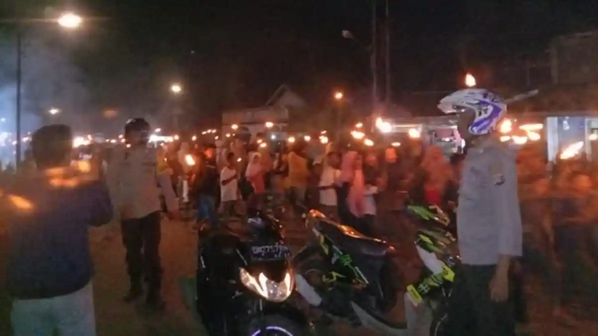 Ratusan Warga Ikut Pawai Obor Sambut Ramadan di Masama Banggai