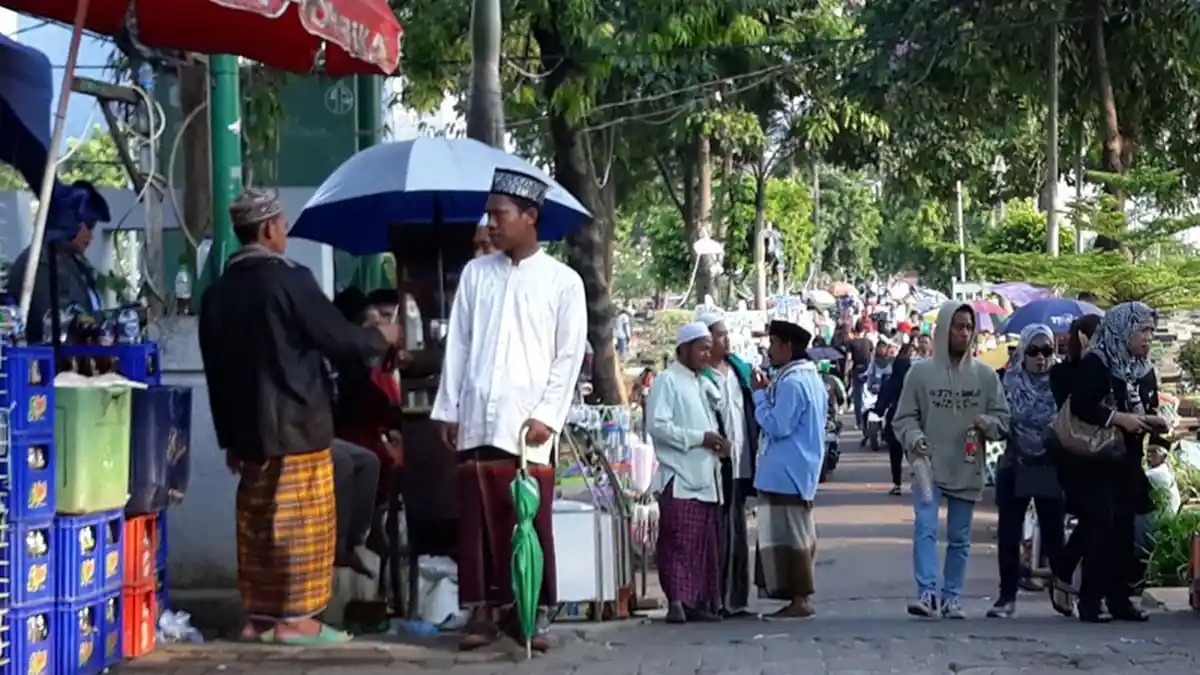 Ramai Peziarah, Pemandu Doa di TPU Karet Bivak Kecipratan Rezeki