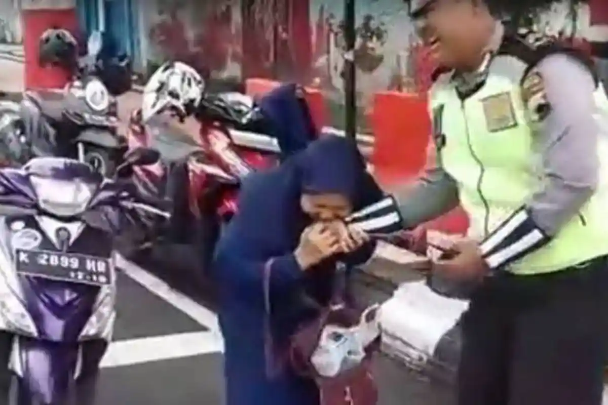 Heboh, Emak-emak Gigit Polisi karena Tak Terima Ditilang