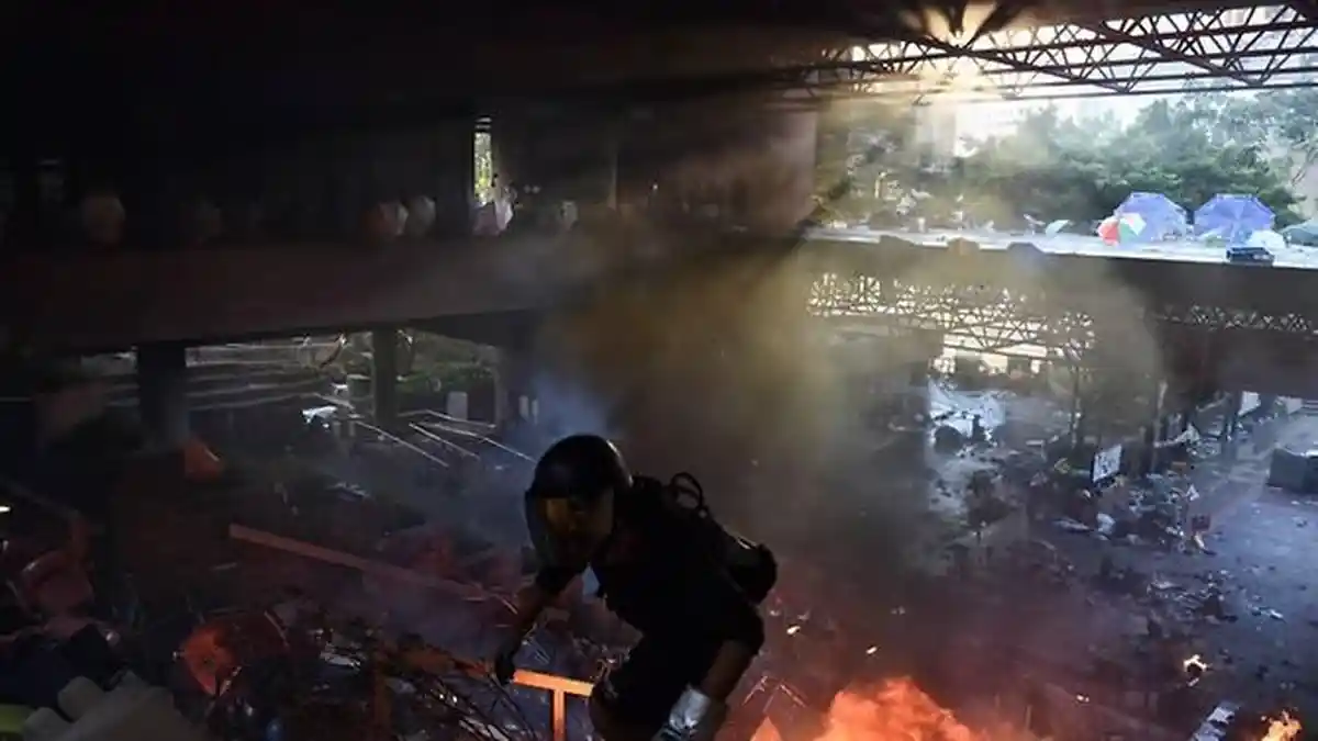 Demonstran Hong Kong Bentrok Semalaman, Polisi Putuskan Kepung Universitas