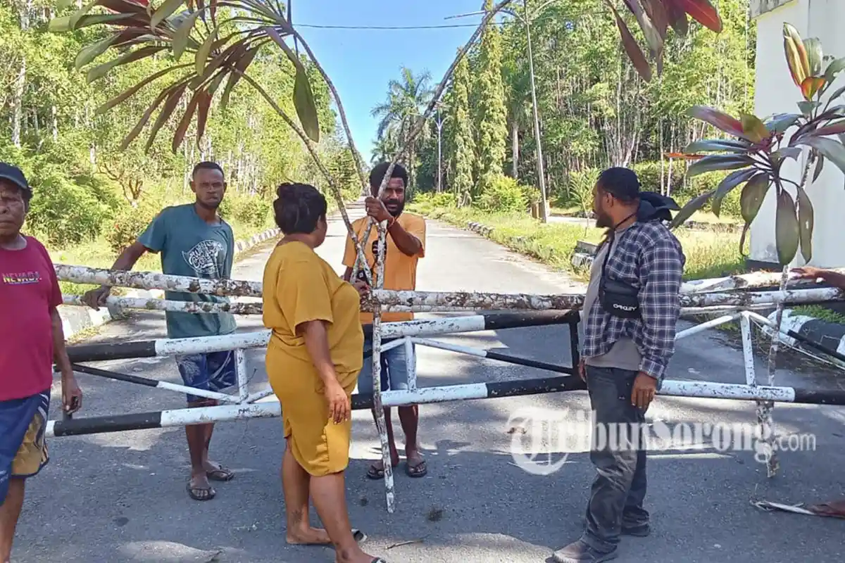 Pintu Masuk Kantor Bupati Sorsel Dipalang, Aktivitas Perkantoran Lumpuh Total