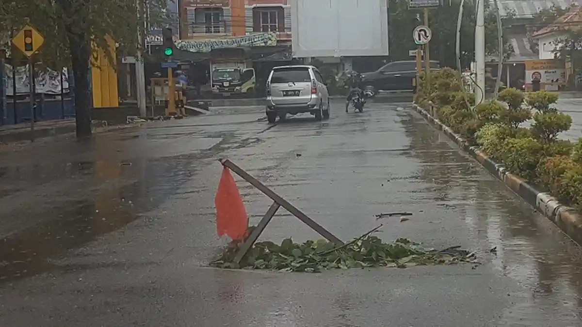 Lubang di Jalan Sudirman Bahayakan Pelintas, Warga Pasangi Tanda Bahaya
