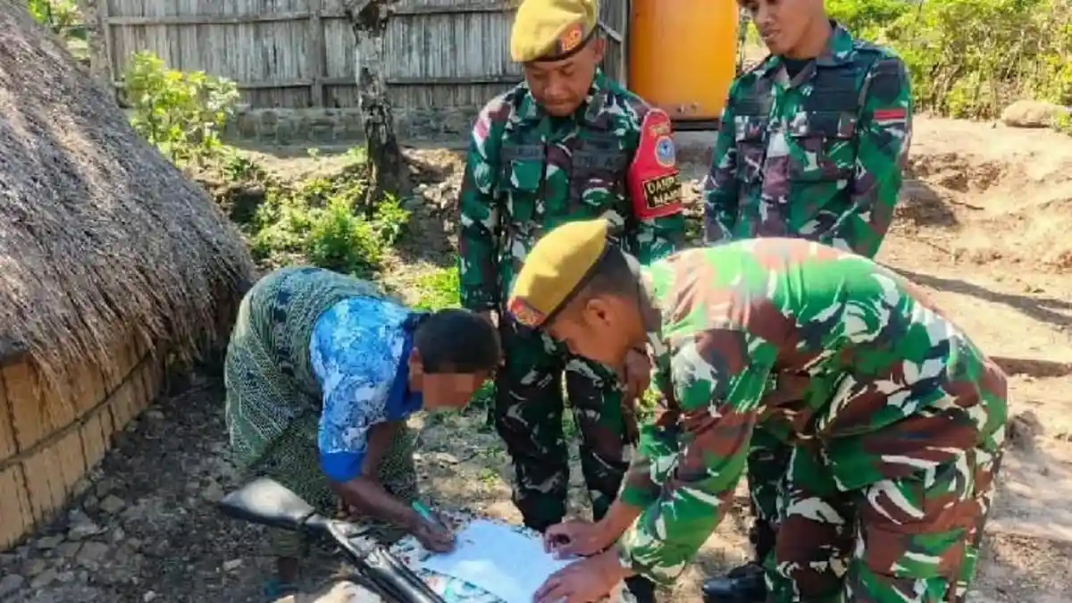 Seorang Perempuan di Perbatasan Timor Leste Serahkan Springfield ke TNI