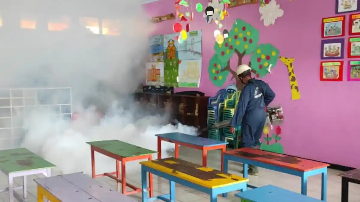 Cegah Penularan DBD di Sekolah, Dinkes Kota Blitar Lakukan Fogging