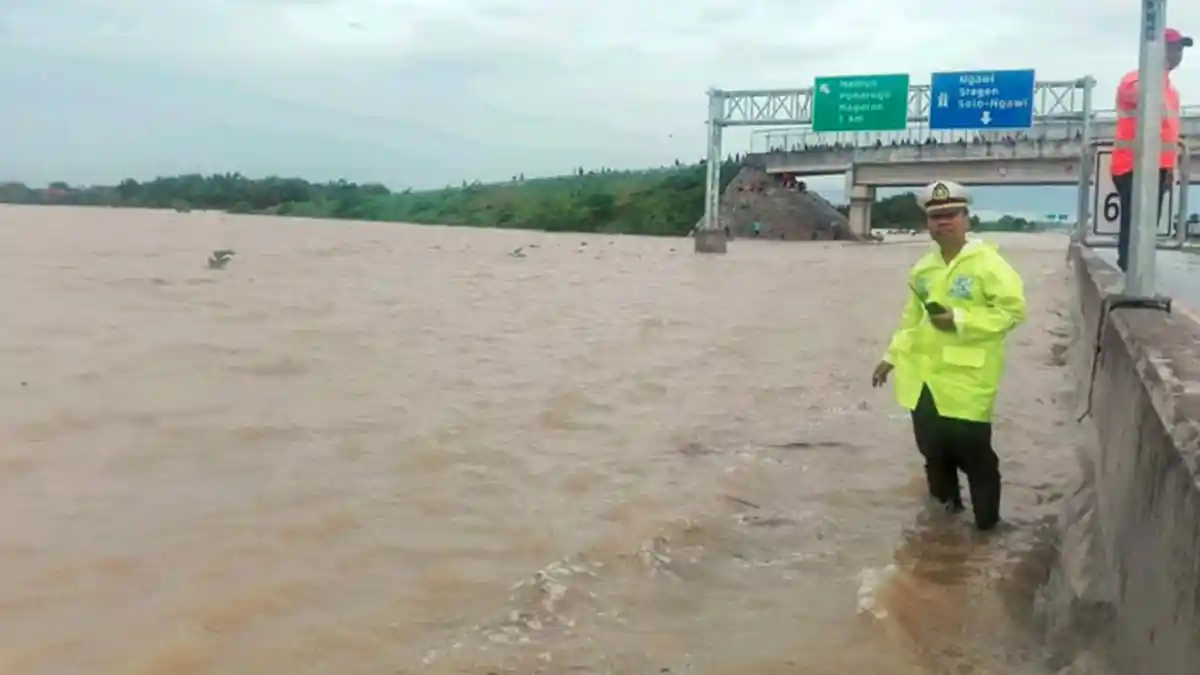Jalan Tol Madiun Kebanjiran, Dirut PT JNK: Hanya Kendaraan Besar yang Bisa Lewat