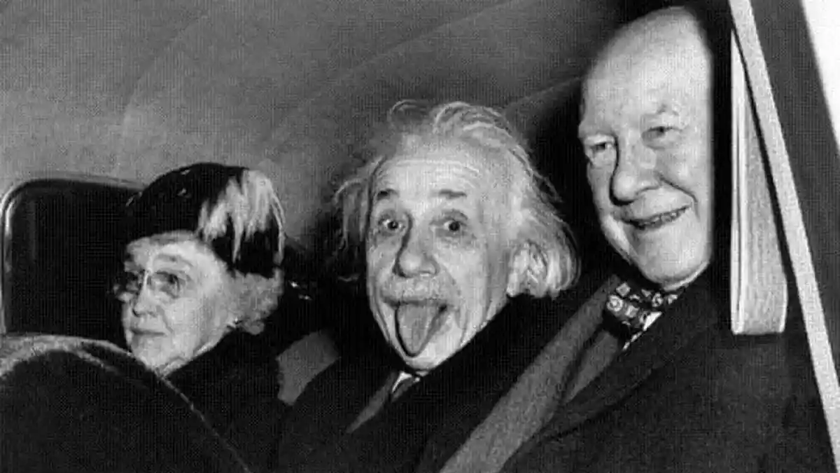 Terkuak Kisah Nyata di Balik Foto Albert Einstein Julurkan Lidah