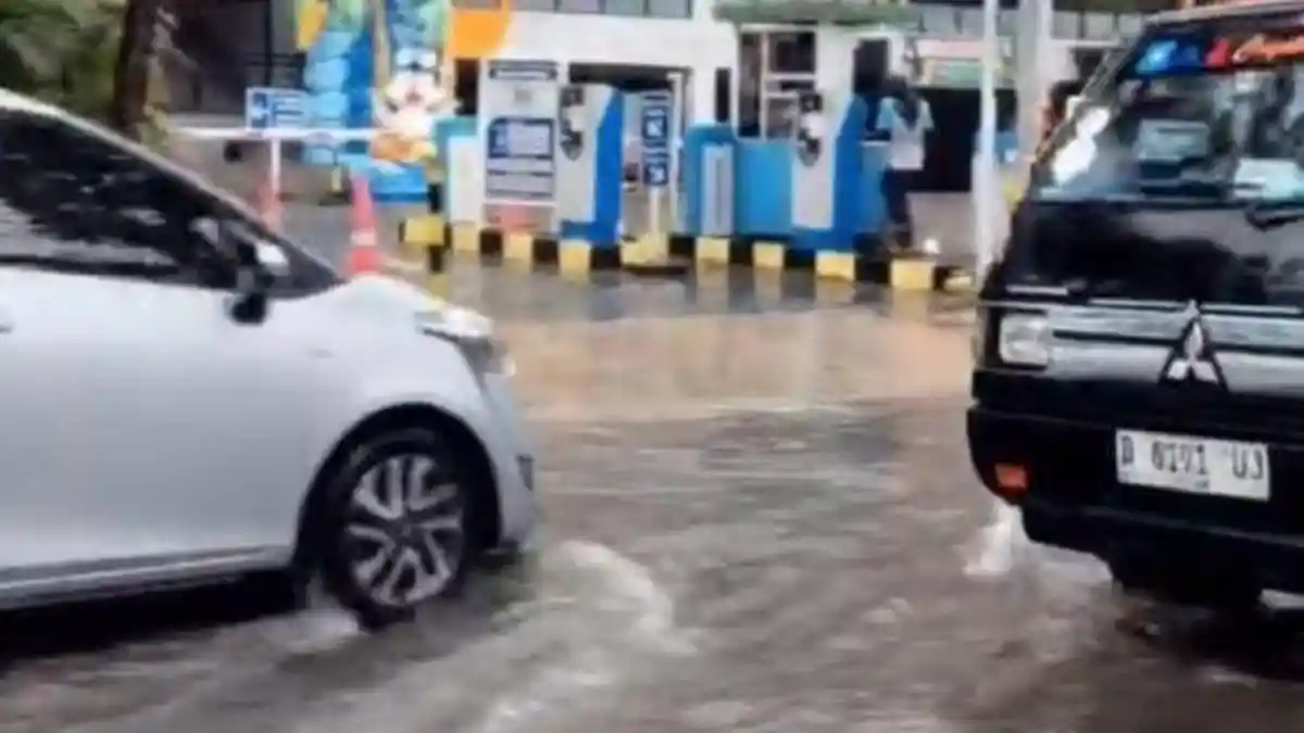 Beberapa Ruas Jalan di Bandung Digenangi Banjir Usai Diguyur Hujan Deras, Arus Lalu Lintas Terhambat