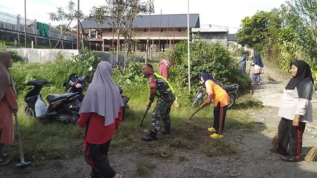 Jelang HUT RI, Babinsa Ajak Warga Kampung Suka Rame Bener Meriah Gotong Royong