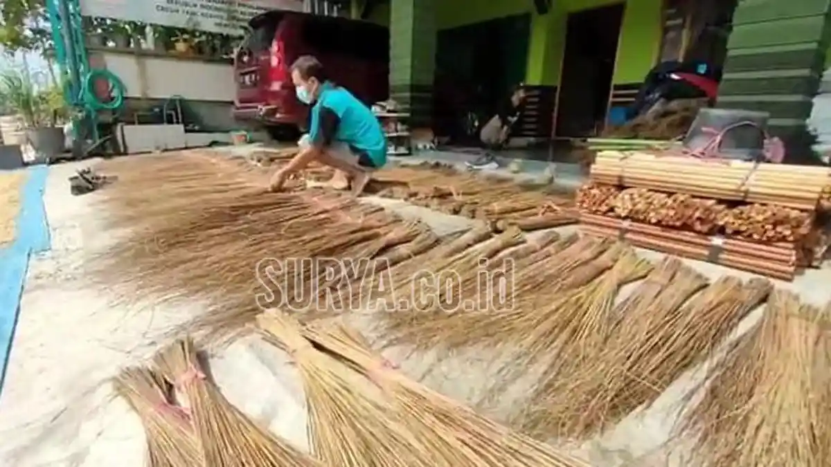 Sapu Lidi Buatan Balongpanggang Kabupaten Gresik Tembus Hingga Brunei Darussalam