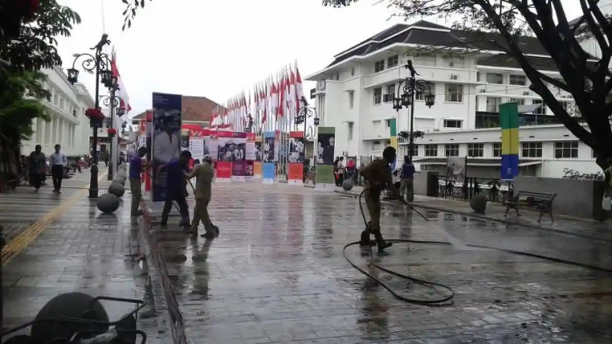 Gedung Merdeka Bandung Mulai Dibersihkan Jelang Peringatan Hari Bung Karno