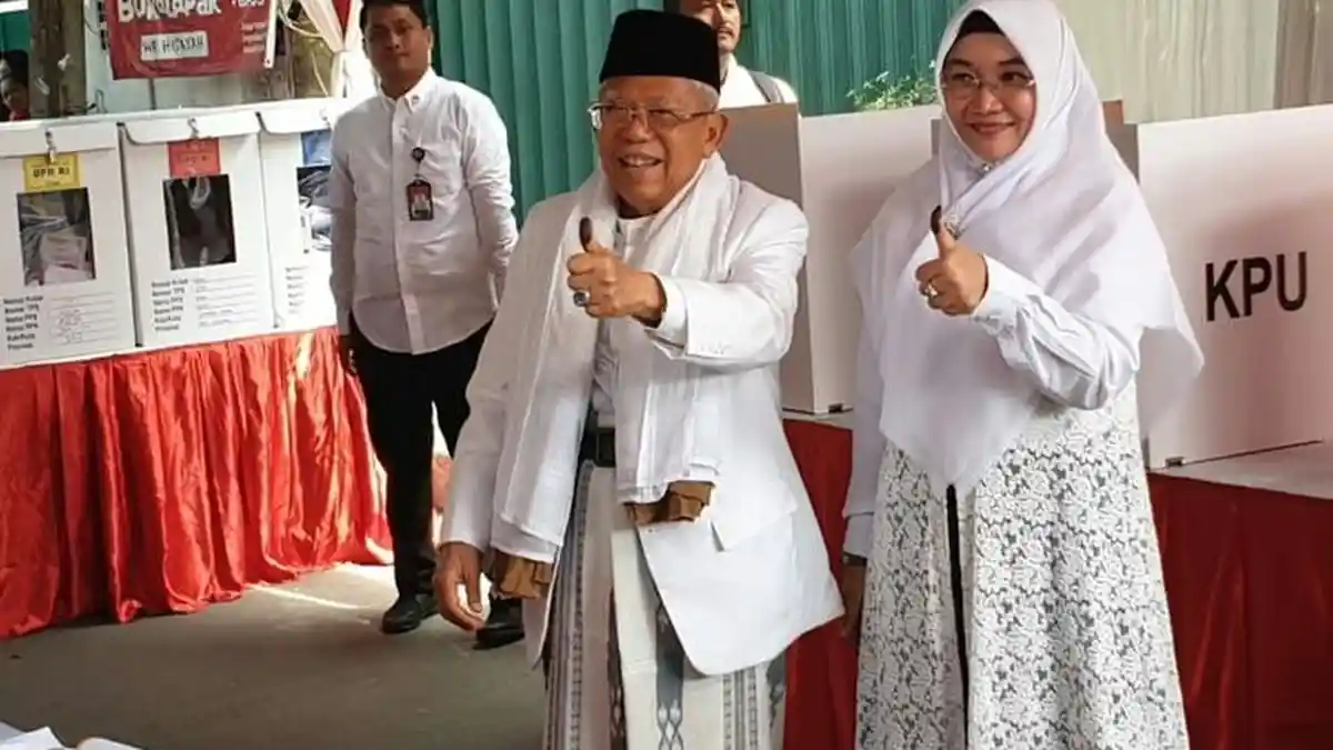 Ma'ruf Amin dan Istri Nyoblos, Ikut Antre Bersama Warga di TPS