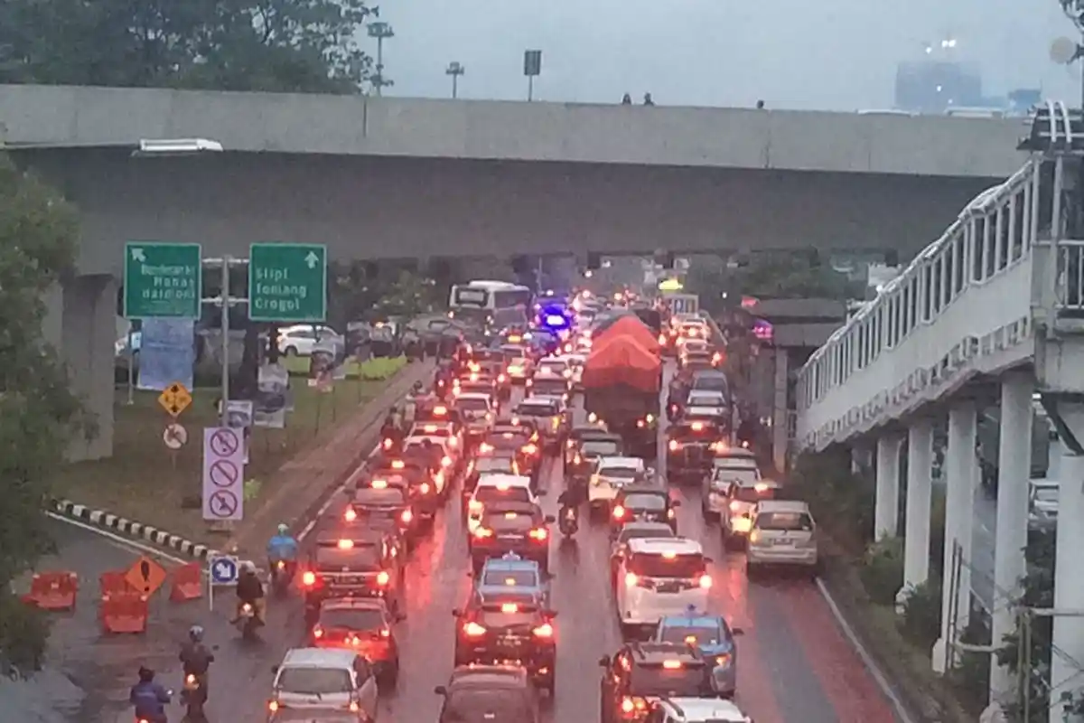 Simpang Susun Belum Berfungsi, Sabtu Sore Semanggi Macet Parah