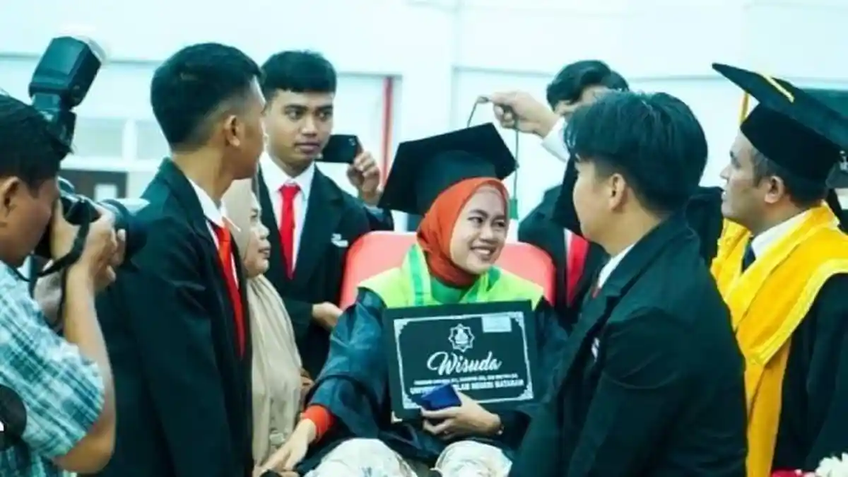 Kecelakaan saat Ambil Toga, Mahasiswi Datang Wisuda dengan Ranjang Pasien