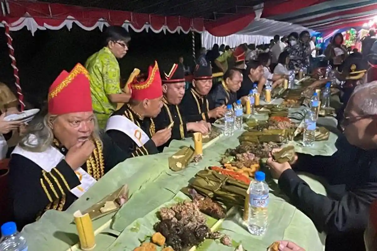Wali Kota Bitung Bertemu Pemangku Adat Danuwudu, Makan di Daun Pisang dan Minum di Bambu