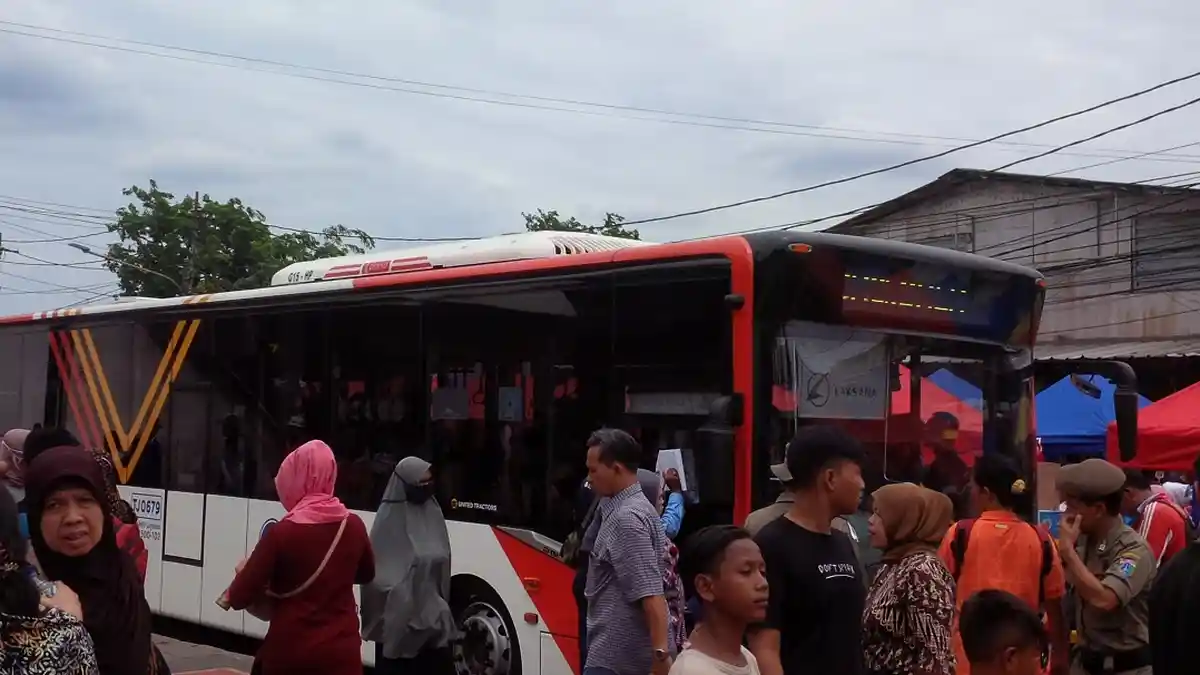 Masih Banyak PKL di Trotoar, ‎Laju Bus Tanah Abang Explorer Tersendat