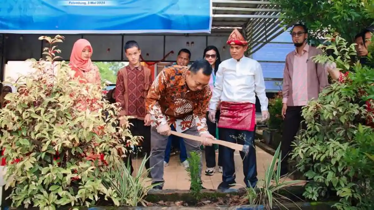 Peringatan Hardiknas, PLN Icon Plus Goes To School: Mengajar, Tanam Pohon, dan Beri Santunan - 20240502_PLN_Icon_Plus_Sumbagsel_Hardiknas_02.jpg