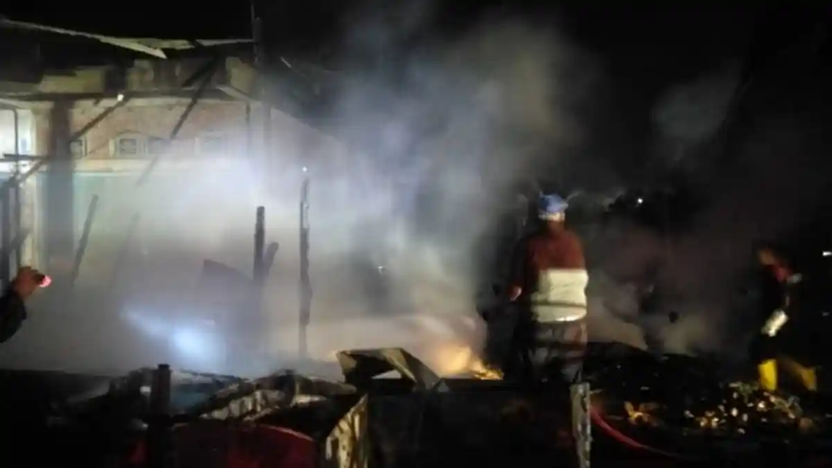 Dua Kios Terbakar di Gandapura, Lima Damkar Padamkan Api