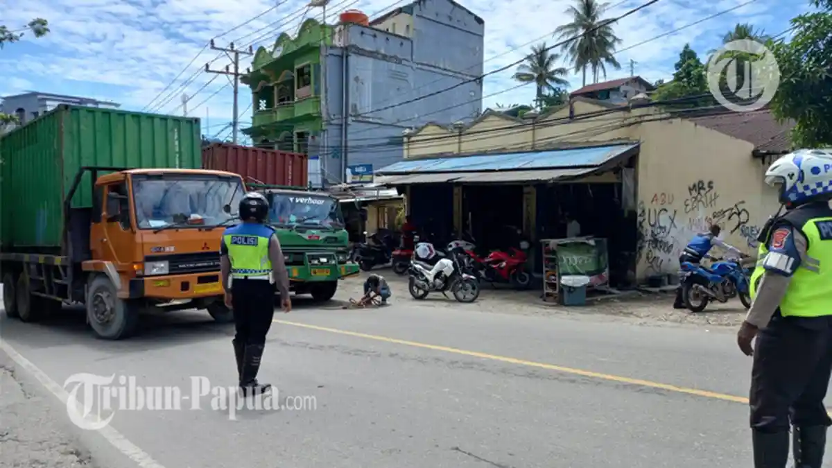 Truk Kontainer Mogok, Sepanjang Jalan Argapura Hamadi Macet Sejam