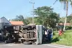 truk-boks-bermuatan-rokok-ilegal-terguling-di-Jalan-Raya-Desa-Baruh.jpg
