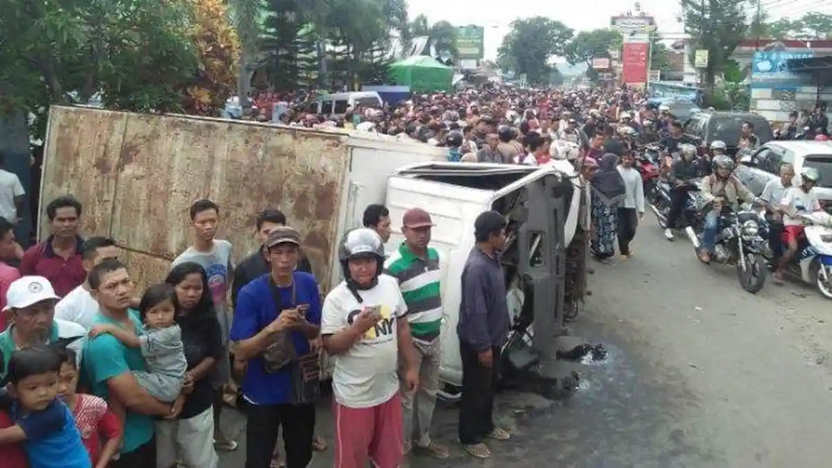 Truk Tabrak Rumah Sakit di  Bumiayu, Empat Tewas dan 15 Kendaraan Ringsek, Diduga Rem Blong