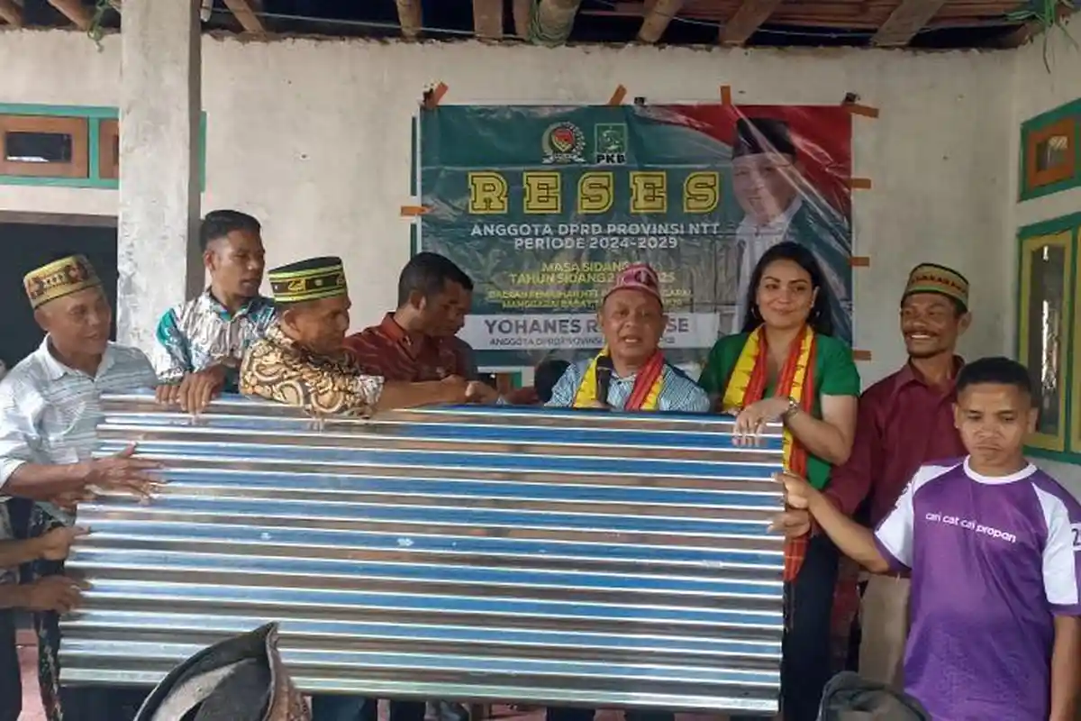 Anggota DPRD NTT Yohanes Rumat Bantu 100 Lembar Seng bagi Umat Stasi Sulit Untuk Pembangunan Kapela 