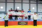Ketua-Pengprov-WI-Sumut-Darsen-Kanan-ketika-menyerahkan-hadiah-kepada-pewushu.jpg