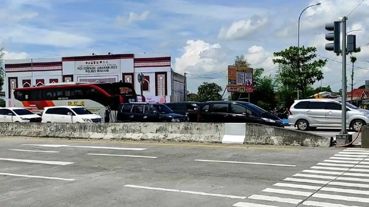 Exit Tol Dumpil Padat, Kendaraan yang Akan Keluar dari Tol Madiun Dialihkan ke Exit Tol Krapyak