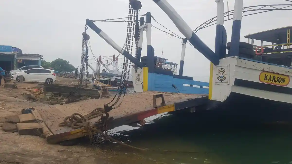 Sejak Pagi, 2 Kapal Tongkang Penyeberangan Talango-Kalianget Sumenep Mogok Beroperasi
