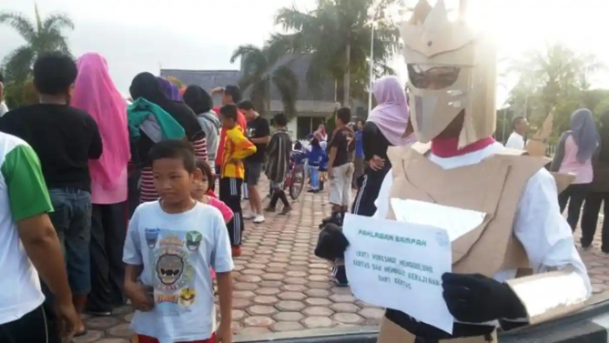 Wah, Kardus Bekas Disulap jadi Kostum Pahlawan Bertopeng