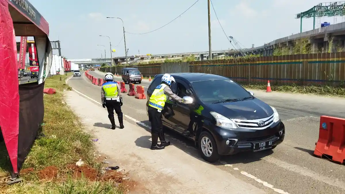 Penyekatan di Exit Tol Cileunyi, Pergerakan Pemudik Masih Ramai Tapi Langsung Dihalau