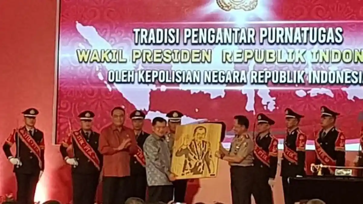Polri Lepas Wapres Jusuf Kalla dengan Upacara Purnatugas