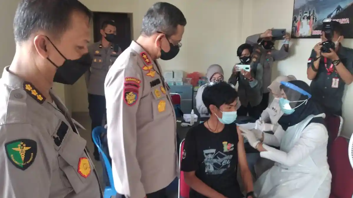 RS Bhayangkara Dipadati Warga, Kapolda Bangka Belitung Puas Animo Masyarakat Divaksin Tinggi